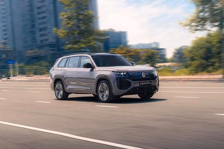 Volkswagen Teramont Pro được bán ra với hai phiên bản là Pro và Pro Max, giá lần lượt 2,799 tỷ và 2,888 tỷ đồng. Xét trong phân khúc SUV 7 chỗ cao cấp, mẫu SUV mới nhà của Volkswagen Việt Nam có giá bán dễ tiếp cận hơn Toyota Land Cruiser Prado (3,46 tỷ đồng) nhưng cao hơn Hyundai Palisade (1,469 - 1,589 tỷ đồng).