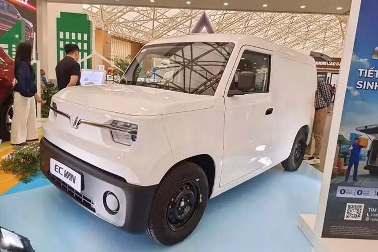 Mới đây, biến thể mới của VinFast EC Van đã được giới thiệu đến người dùng Việt. Điểm đáng chú ý nhất trên mẫu xe này chính là thiết kế cửa lùa bên hông. Sự xuất hiện của phiên bản mới đã xác nhận thông tin mà các đại lý từng tiết lộ từ đầu năm.