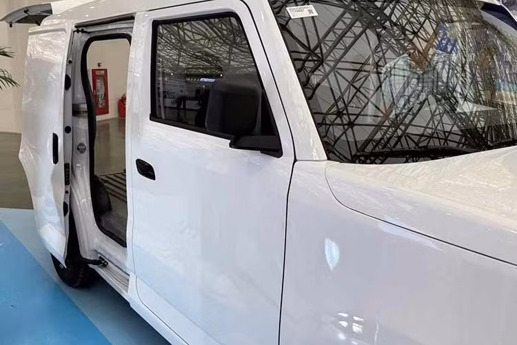 Cửa lùa của xe được bố trí bên phải thân xe, trùng vị trí với cổng sạc điện. Điều này dẫn đến một điểm bất tiện: khi xe đang sạc pin, người dùng sẽ không thể mở cửa lùa để lấy hàng, và ngược lại. Dù không phải vấn đề quá lớn, nhưng đây là chi tiết có thể ảnh hưởng đến trải nghiệm sử dụng trong thực tế.