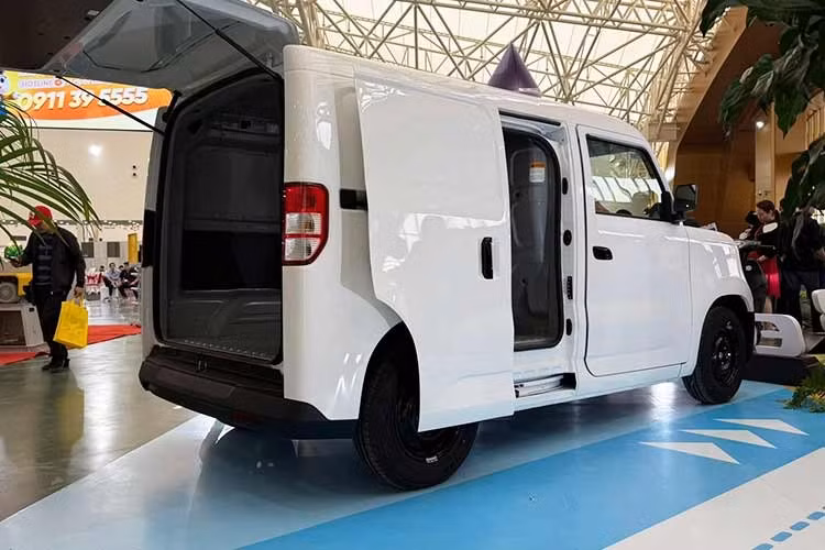 EC Van sử dụng mô-tơ điện công suất 30 kW, mô-men xoắn cực đại 110 Nm, cho phép xe đạt tốc độ tối đa 75 km/h. Bộ pin 17 kWh mang đến phạm vi hoạt động khoảng 150 km sau mỗi lần sạc đầy. Xe hỗ trợ sạc nhanh DC công suất tối đa 19,4 kW, giúp nạp từ 10% lên 70% pin trong khoảng 42 phút. Ngoài ra, người dùng có thể sạc tại nhà bằng bộ sạc di động 3 kW.