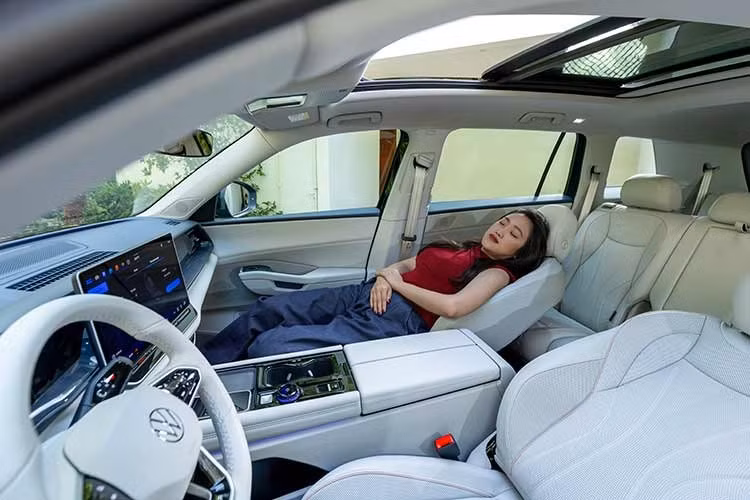 Vị trí trung tâm sở hữu màn hình kích thước 15 inch, độ phân giải 2K, hỗ trợ kết nối Apple CarPlay và Android không dây. Màn hình này được giới thiệu cho phép khách hàng cá nhân hóa hiển thị.