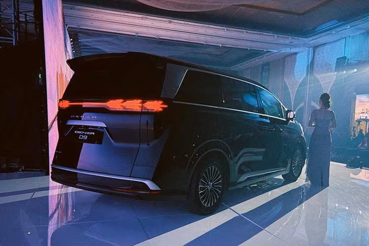 Ở phía sau, xe sử dụng cụm đèn hậu LED dạng mũi tên kéo dài toàn chiều rộng, tích hợp cấu trúc nguồn sáng nhiều lớp nhằm tạo hiệu ứng thị giác nổi bật. Kích thước tổng thể dài x rộng x cao của Denza D9 2026 lần lượt đạt 5.250 x 1.960 x 1.900 mm và chiều dài cơ sở 3.110 mm. Kích thước này mang đến không gian nội thất rộng rãi cho xe.