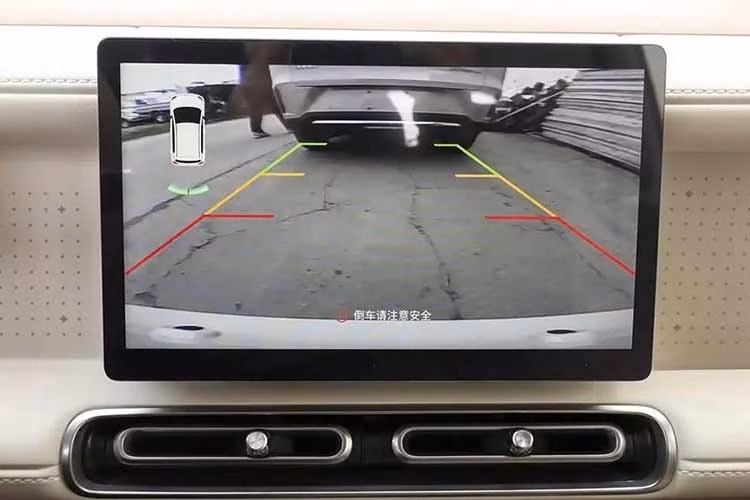 Màn hình cảm ứng trung tâm 10,1 inch của xe sử dụng giao diện mới, hỗ trợ điều khiển dạng kéo thả. Màn hình này có 4 chế độ cài đặt sẵn gồm nghỉ ngơi, cắm trại, mưa/tuyết và thú cưng. Tính năng kết nối bao gồm điều khiển xe từ xa qua ứng dụng di động, cho phép hẹn giờ khởi động máy và bật điều hòa.