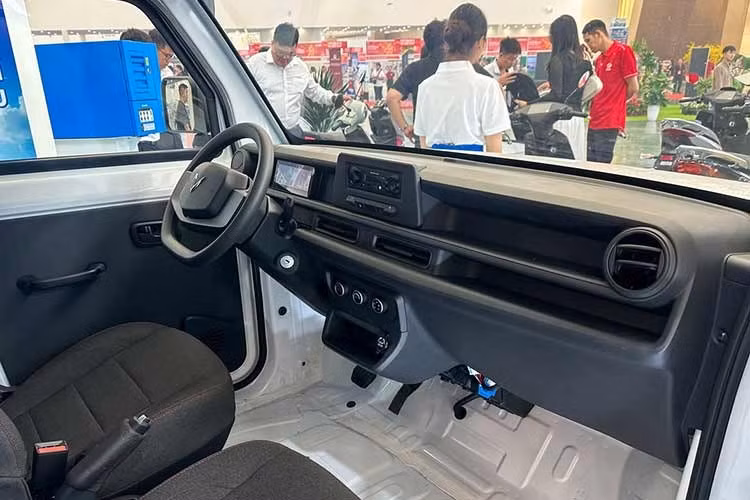 Vinfast EC Van 2026 nâng cấp vẫn sở hữu thông số chiều dài 3.767 mm, rộng 1.680 mm và cao 1.790 mm, trục cơ sở dài 2.520 mm. Dung tích khoang chứa hàng đạt 2.600 lít, tải trọng vượt 600 kg, phù hợp cho vận chuyển trong nội đô.