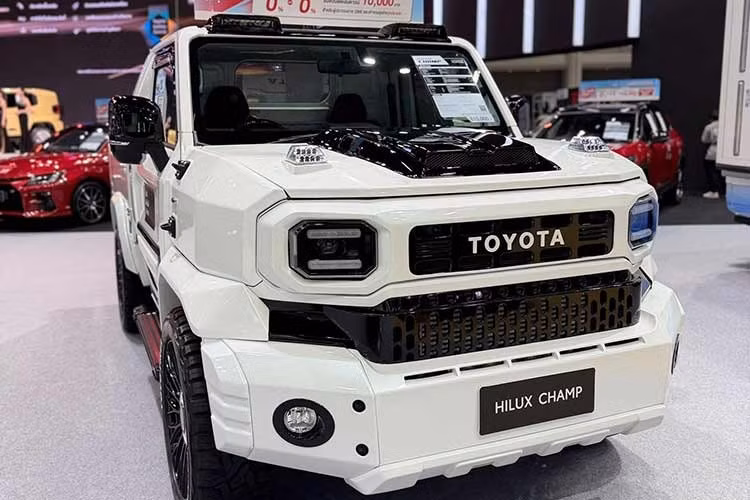 Ở phần khung gầm, xe được nâng khoảng sáng gầm, đi kèm bộ mâm hợp kim đa chấu của Lenso và lốp địa hình. Để hỗ trợ việc lên xuống xe thuận tiện hơn, Toyota trang bị thêm bậc bước bên hông và phía sau.