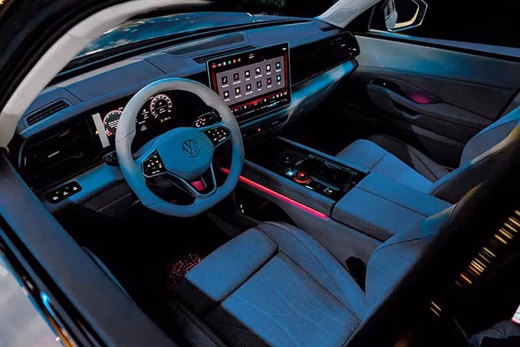 Nội thất Teramont Pro gây chú ý với ghế hành khách phía trước được đặt tên là "Queen Seat". Thực tế, đây là ghế chỉnh điện 14 hướng, có massage, làm mát và sưởi - những tính năng vốn quen thuộc ở xe sang, nhưng hiếm khi xuất hiện ở vị trí ghế phụ trong phân khúc này.