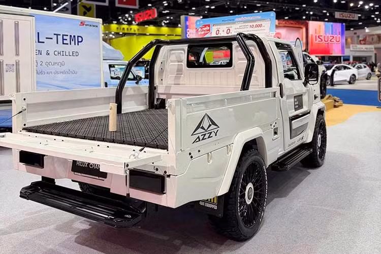 Giá khởi điểm phiên bản tiêu chuẩn của Toyota Hilux Champ tại thị trường Thái Lan được công bố từ 459.000 baht (tương đương 317 triệu đồng). Bản kéo dài khởi điểm từ 499.000 baht (tương đương 344,7 triệu đồng).