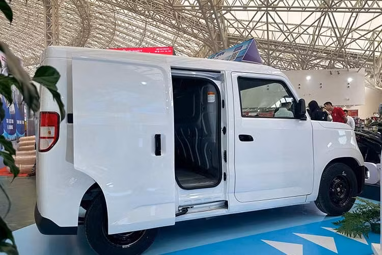 VinFast EC Van 2026 bản cửa lùa được xem là bước đi nhằm hoàn thiện hơn dòng xe tải điện cỡ nhỏ EC Van của VinFast từng ra mắt vào năm ngoái, hướng đến nhóm khách hàng kinh doanh vận chuyển hàng hóa trong đô thị.