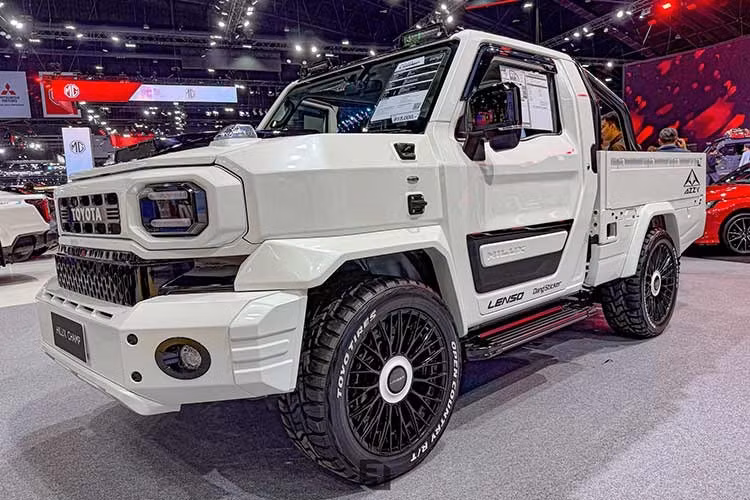 Về trang bị an toàn, xe Toyota Hilux Champ nguyên bản sở hữu những tính năng cơ bản như phanh ABS, phân bổ lực phanh điện tử EBD, túi khí kép và cảnh báo va chạm phía trước, đáp ứng đủ các yêu cầu vận hành hàng ngày.