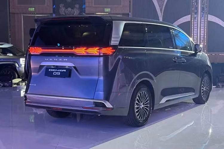 Denza D9 2026 ở thị trường Trung Quốc được cung cấp với 6 phiên bản cùng 2 tùy chọn động cơ, bao gồm hybrid sạc điện (PHEV) và thuần điện (BEV). Giá mở bán của Denza D9 2026 dao động từ 389.800-489.800 Nhân dân tệ (khoảng 1,36-1,71 tỷ đồng).