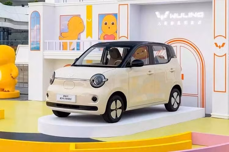 Thương hiệu Wuling của Trung Quốc gọi đây là Hongguang Mini EV thế hệ thứ 5. Tuy nhiên, trên thực tế, đây chỉ là bản nâng cấp giữa vòng đời của thế hệ thứ hai. Xe tiếp tục sử dụng cấu hình 5 cửa, 4 chỗ nhưng đã được cải tiến về ngoại thất, nội thất cũng như hệ thống trong xe.