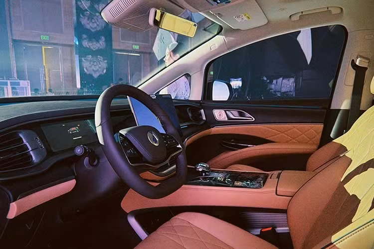 Khoang nội thất của Denza D9 2026 được áp dụng bố cục mặt táp-lô dạng chữ T. Cấu hình 3 hàng ghế của Denza D9 2026 đáp ứng cả nhu cầu của khách hàng gia đình và doanh nghiệp. Trong đó, hàng ghế thứ hai được trang bị ghế khoang hạng nhất với bàn gập và 2 màn hình gối tích hợp vào lưng ghế trước.