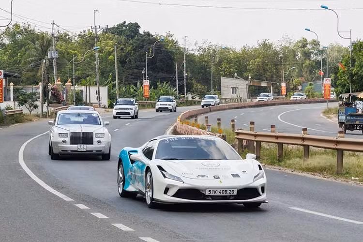 Cặp đôi siêu xe Ferrari không chỉ mang động cơ huyền thoại và thiết kế vượt thời gian, mà còn được khoác lên mình lớp decal (wrap) đặc biệt tôn vinh nữ nghệ sĩ trẻ Izara Thiên Nga. Sự kết hợp giữa siêu xe đỉnh cao và hình ảnh nghệ thuật hiện đại tạo nên một điểm nhấn thị giác khác biệt, mang đầy cảm xúc tốc độ trên những cung đường Hành trình đi qua.