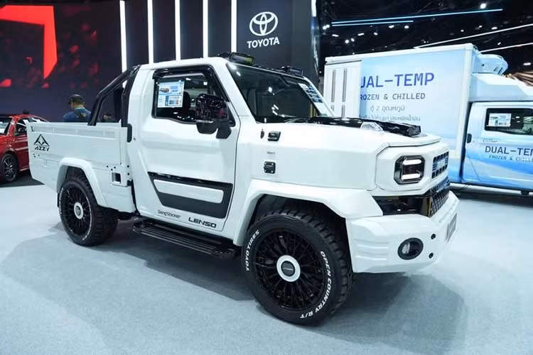 Ngoại thất của chiếc xe bán tải giá rẻ Toyota Hilux Champ độ khủng này được thay đổi đáng kể với bộ bodykit mới, bao gồm cản trước và sau thiết kế lại, vòm bánh xe mở rộng và lưới tản nhiệt sơn cùng màu thân xe.