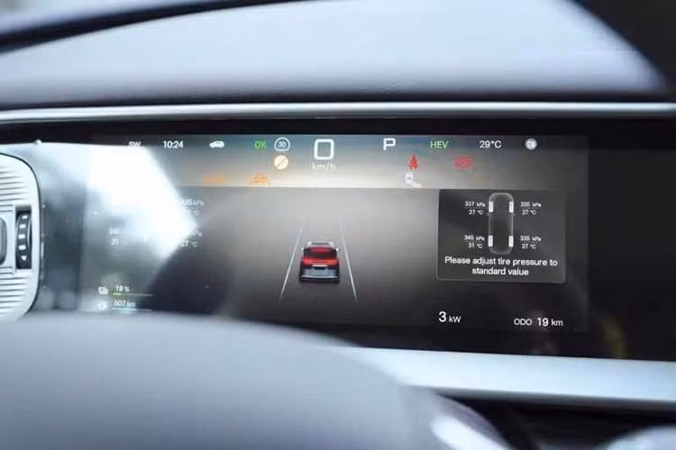 Tại thị trường Trung Quốc, Denza D9 PHEV 2026 kết hợp động cơ xăng 4 xi-lanh, tăng áp, dung tích 1.5L, tạo ra công suất tối đa 115 kW (khoảng 154 mã lực) với 2 mô-tơ điện. Trong đó, mô-tơ điện phía trước có công suất tối đa 200 kW (268 mã lực) và con số tương ứng của mô-tơ sau là 45 kW (60 mã lực).