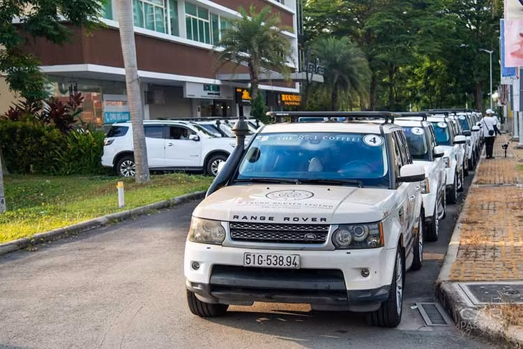 Việc 16 chiếc Range Rover được chọn làm nòng cốt hoàn toàn dựa trên những tính toán kỹ thuật khắt khe. Hệ dẫn động 4 bánh toàn thời gian (AWD), khả năng off-road bền bỉ cùng sức chịu đựng vượt trội giúp dàn SUV này gánh vác vai trò "xương sống". Đoàn xe không chỉ vượt qua muôn vàn thử thách địa hình từ cao nguyên đất đỏ bazan đến núi đá Tây Bắc, mà còn là những "thư viện di động" chuyên chở an toàn cho hàng chục ngàn cuốn sách quý đổi đời.