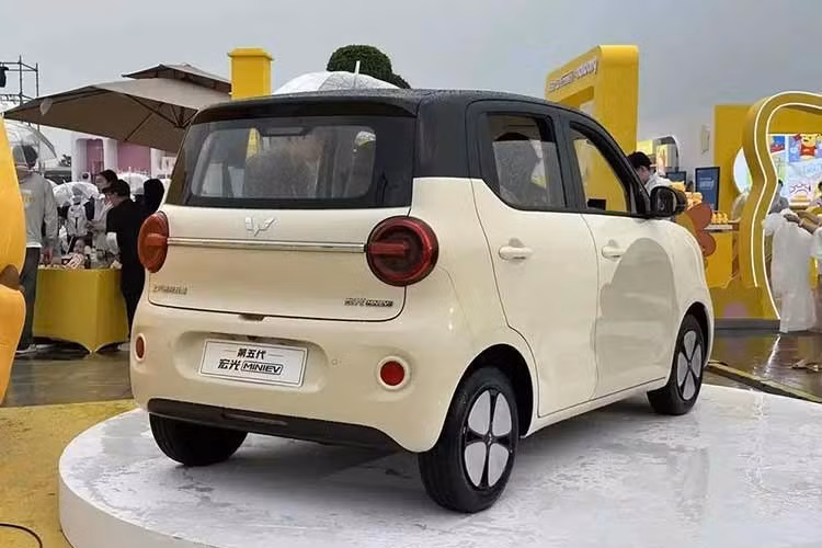 Ngoài ra, mẫu ôtô điện giá rẻ này còn được cải tiến ở khu vực cản trước và cản sau. Điều này khiến kích thước của xe tăng nhẹ, bao gồm chiều dài x rộng x cao lần lượt 3.268 x 1.520 x 1.575 mm và chiều dài cơ sở 2.190 mm. So với bản cũ, xe dài hơn 12 mm, rộng hơn 10 mm và thấp hơn 3 mm. Bán kính quay đầu tối thiểu là 4,5 mét.