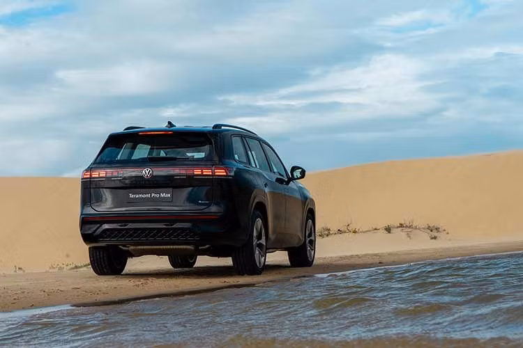 Khi phát hiện có nguy cơ va chạm, xe sẽ chủ động chuẩn bị bằng cách tự động siết dây đai an toàn, đóng các cửa sổ nhưng vẫn chừa một phần để giảm áp suất trong buồng lái khi bung túi khí, đóng cửa sổ trời, cảnh báo phương tiện khác bằng cách kích hoạt đèn khẩn cấp.