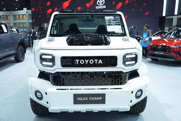 Dù không phải là tâm điểm như các mẫu xe mới ra mắt, bản độ Toyota Hilux Champ đặc biệt này vẫn thu hút sự quan tâm nhờ cách tiếp cận khác biệt, kết hợp giữa tính thực dụng vốn có và phong cách thiết kế mạnh mẽ, cá tính.