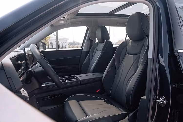 Các hệ thống hỗ trợ lái như kiểm soát hành trình thích ứng, hỗ trợ đỗ xe hay giới hạn tốc độ xuất hiện đầy đủ. Các trang bị an toàn bị động như 9 túi khí hay hỗ trợ khẩn cấp cũng nằm trong nhóm tiêu chuẩn cần có. Teramont Pro còn sở hữu tính năng bảo vệ hành khách chủ động trước va chạm.