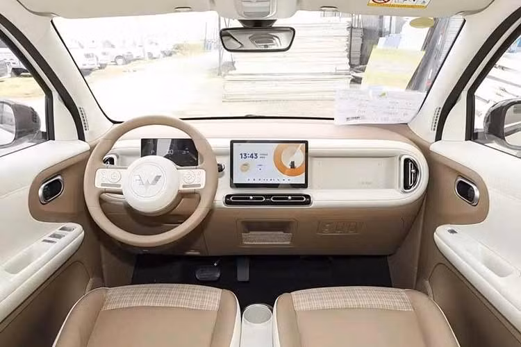 Bên trong xe, nội thất của Wuling Hongguang Mini EV 2026 sử dụng cách phối 2 tông là nâu và trắng, cùng bảng táp-lô thiết kế lại, tích hợp các khu vực chứa đồ linh hoạt. Cần số đã được chuyển lên cột vô lăng, giải phóng không gian cho khu vực giữa 2 ghế trước.