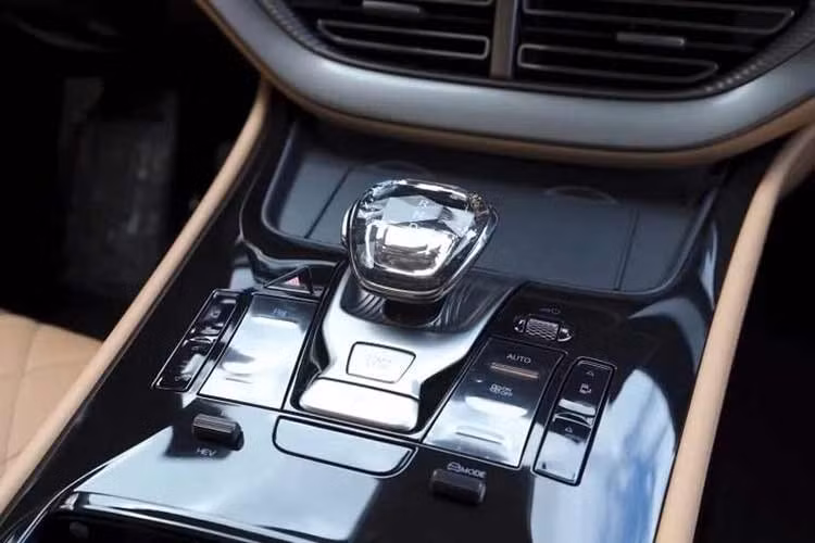 Pin Blade thế hệ thứ hai của Denza D9 2026 cho phép sạc từ 10% lên 70% trong 5 phút và từ 10% lên 97% trong 9 phút. Trong điều kiện lạnh khắc nghiệt, việc sạc từ 20% lên 97% chỉ mất 12 phút ở nhiệt độ -20°C và từ 10% lên 97% trong 12 phút ở nhiệt độ -30°C. Thời gian sạc chậm AC thông thường được cho là nhanh hơn 30%-50% so với các hệ thống tiêu chuẩn.