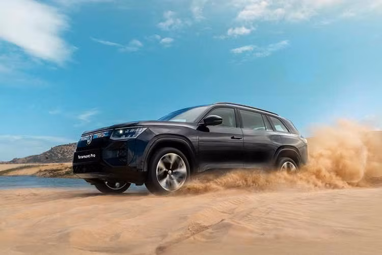 Volkswagen Việt Nam vừa chính thức bổ sung Teramont Pro vào danh mục sản phẩmmới của mình. Trước đây, ngoài Teramont tiêu chuẩn, hãng xe Đức đã giới thiệu các dòng Teramont khác như X, President. Mẫu xe này được định vị ở nhóm SUV cao cấp 7 chỗ, nơi quy tụ những cái tên quen thuộc như Hyundai Palisade, Toyota Land Cruiser Prado hay Ford Explorer.
