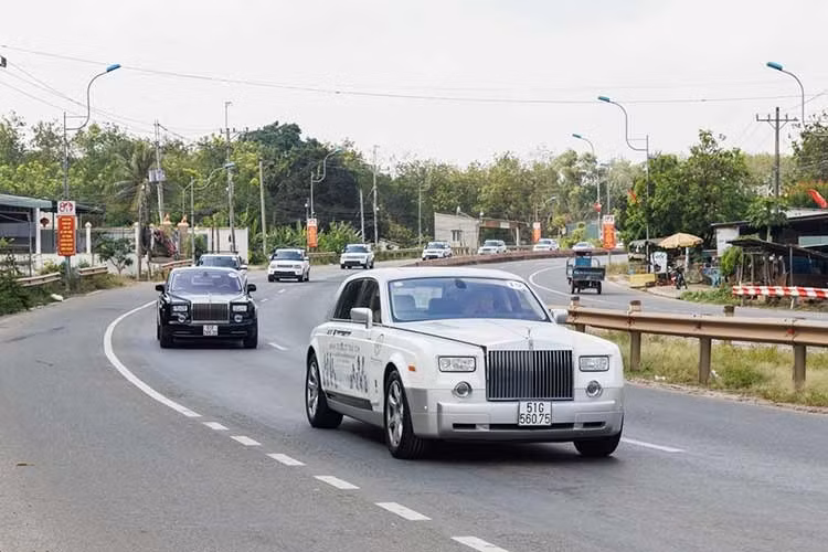 Hành trình Từ Trái Tim có sự đồng hành của các hoa hậu, á hậu, người đẹp: Giáng My, Kỳ Duyên, Mai Phương Thúy, Ngọc Hân, Đỗ Mỹ Linh, Tiểu Vy, Hương Giang, Thu Ngân, Hoàng My, Huyền My, Mâu Thủy, Tú Anh, Lệ Hằng, Thùy Dung, Nguyễn Thị Loan, Trương Thị May, Ngọc Trân, Ngọc Châu, Phương Linh, Trúc Linh, Phương Anh, Cẩm Ly,… và các ca sĩ, diễn viên, người nổi tiếng: Mỹ Linh, Hoàng Thùy Linh, Uyên Linh, Minh Hằng, Ái Phương, Hải Yến, Lương Thanh, Bảo Thanh, Izara Thiên Nga, Phạm Anh Khoa, Họa sỹ - Nhà thiết kế Anh Thư…