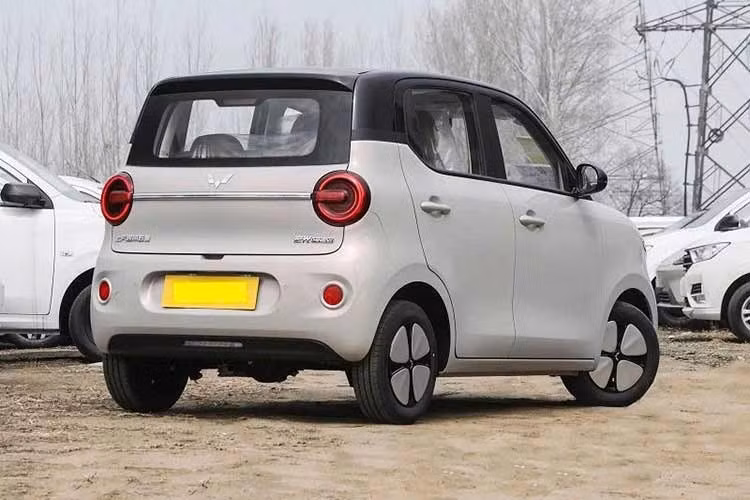 Trang bị an toàn gồm hai túi khí phía trước, camera lùi và hệ thống cân bằng điện tử. Trang bị đáng chú ý còn lại gồm hệ thống treo trước độc lập MacPherson, hệ thống treo sau dạng ba liên kết không độc lập và phanh đĩa trên cả 4 bánh. Xe có 3 màu ngoại thất mới, bao gồm xám, xanh lá và be. Xe không có màu trắng và đen truyền thống như đời cũ.