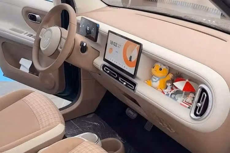 Hệ thống giải trí dự kiến hỗ trợ kết nối Apple CarPlay, Huawei HiCar và CarLink thông qua cập nhật phần mềm qua mạng OTA. Xe cũng có tính năng mở khóa và khởi động không cần chìa. Khoang nội thất của Wuling Hongguang Mini EV 2026 có 20 vị trí chứa đồ tiện dụng. Trong khi đó, hàng ghế sau có thể gập lại để mở rộng dung tích khoang hành lý lên 838 lít.