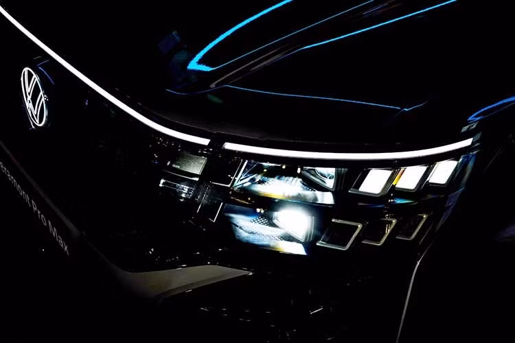 Ngoài ngoại thất mang phong cách SUV cỡ lớn đầy mạnh mẽ, Teramont Pro 2026 còn nổi bật với hệ thống đèn IQ.Light LED tích hợp nhiều công nghệ chiếu sáng thông minh và logo phát sáng đặc trưng tạo sự chú ý.