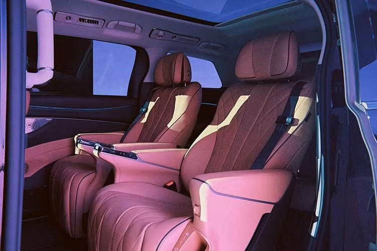 Ngoài ra, xe còn có màn hình treo trần và các màn hình điều khiển tích hợp trên bệ tì tay nhằm hỗ trợ nhu cầu giải trí cũng như tiện nghi của hành khách. Tất cả các phiên bản của mẫu MPV cỡ lớn này đều được trang bị hệ thống trợ lái thông minh God’s Eye 5.0 của Denza. Hãng cũng xác nhận Denza D9 đời cũ sẽ được nâng cấp đầy đủ các tính năng an toàn lên hệ thống 5.0 qua mạng (OTA).