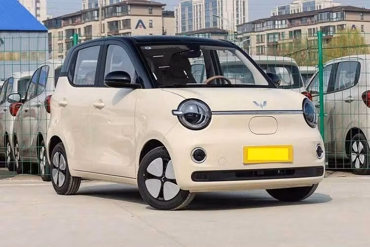 Tại thị trường Trung Quốc. Mẫu xe siêu nhỏ Wuling Hongguang Mini EV 2026 có 4 phiên bản và giá từ 44.800-54.800 Nhân dân tệ (khoảng 157-192 triệu đồng), chưa trừ các khoản ưu đãi. Tại Việt Nam, Wuling Hongguang Mini EV đời cũ hiện đã bị ngừng bán để chờ phiên bản mới. Đời mới của mẫu xe điện này ở Việt Nam sẽ mang kiểu dáng 5 cửa thay vì 3 cửa.