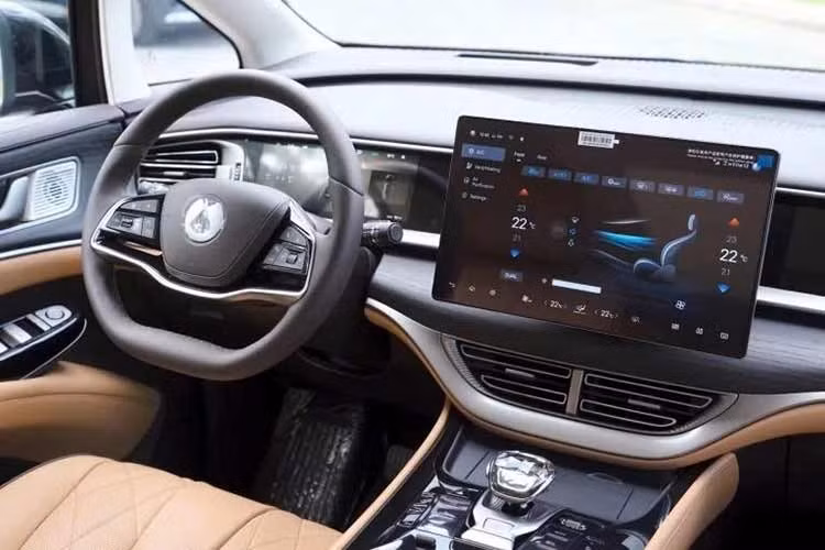 Xe sử dụng pin Blade thế hệ thứ hai để đạt phạm vi hoạt động thuần điện vượt 400 km theo tiêu chuẩn CLTC. Khi pin cạn, xe tiêu thụ lượng xăng 6,35 lít/100 km. Trong khi đó, Denza D9 EV 2026 có 2 cấu hình là dẫn động cầu trước FWD và dẫn động 4 bánh toàn thời gian AWD.