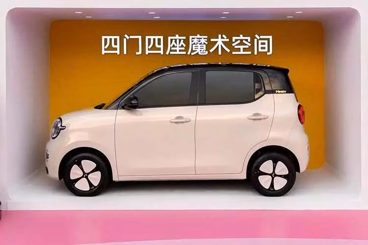 Cụ thể, Wuling Hongguang Mini EV 2026 chạy điện được áp dụng ngôn ngữ thiết kế được mô tả là “vuông mềm”, kết hợp dáng hộp với các chi tiết bo tròn như đèn pha LED, đèn hậu và gương chiếu hậu. Thiết kế đầu xe gợi liên tưởng đến Geely Panda Mini bản nâng cấp ra mắt tháng 4/2025.