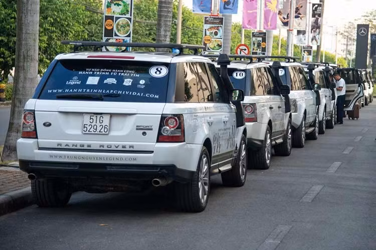 Đáng chú ý, nhiều chiếc SUV trong đội hình này đã từng bền bỉ chuyên chở tri thức qua nhiều năm, với đồng hồ công-tơ-mét ghi nhận mức lăn bánh hơn 90.000 km. Chúng không chỉ vượt qua muôn vàn thử thách địa hình, mà còn là những "thư viện di động" vận chuyển an toàn hàng chục ngàn cuốn sách quý.