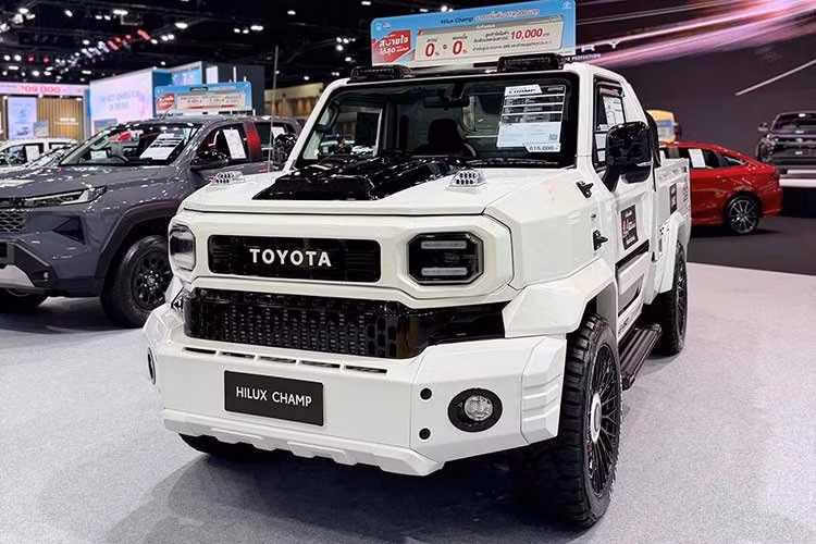 Với mức giá bán hấp dẫn, mẫu xe bán tải Toyota Hilux Champ có thể sẽ thành hàng hot khi được nhập về Việt Nam. Nếu được nhập từ Thái Lan, mẫu xe này có khả năng không phải chịu thuế nhập khẩu.