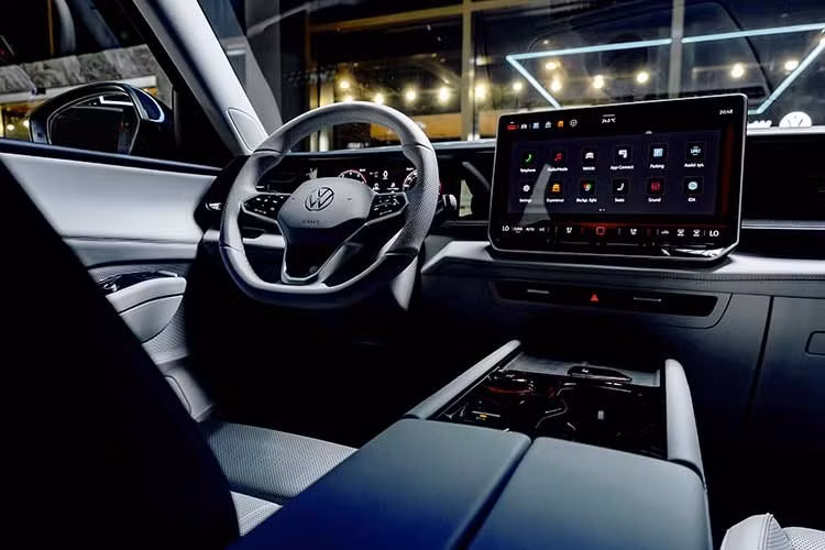 Về vận hành, xe trang bị động cơ 2.0 TSI công suất 268 mã lực và mô-men xoắn 400 Nm. Khối động cơ này kết hợp cùng hộp số DSG 7 cấp và hệ dẫn động 4MOTION cho phép xe tăng tốc 0–100 km/h trong 7,6 giây.