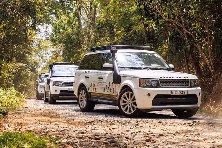 Vượt qua những thử thách về địa hình và kỹ thuật cơ khí, đích đến cuối cùng của dàn xe chính là tiếp tục mang ngọn lửa tri thức đến thế hệ trẻ. Xuyên suốt lộ trình, đoàn xe sẽ dừng chân tại các trường Đại học, đồn biên phòng và các vùng sâu vùng xa để trao tặng 5 đầu sách nền tảng.