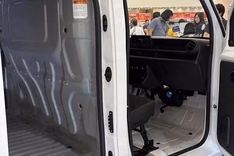 Dẫu vậy, với đặc thù là xe chở hàng, việc bổ sung cửa lùa vẫn mang lại lợi ích rõ rệt, giúp việc bốc dỡ hàng hóa trong không gian hẹp trở nên linh hoạt hơn. Ngoài thay đổi về cửa lùa bên hông, các kích thước của xe gần như không thay đổi.