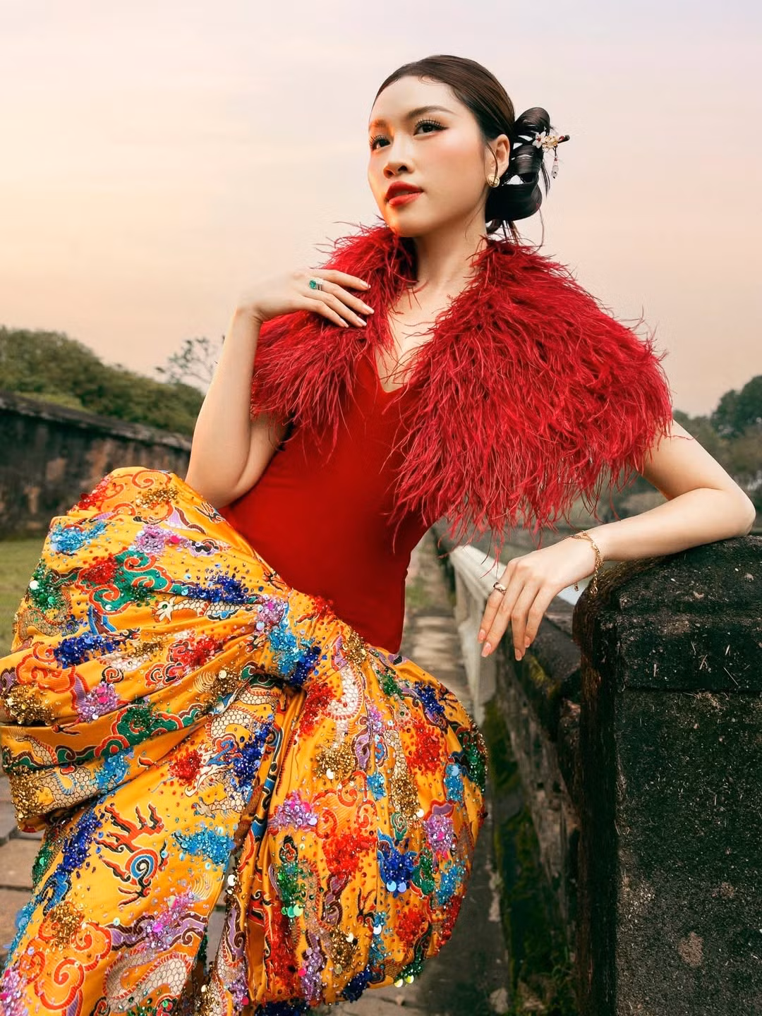 Làn da mịn màng, lớp trang điểm sắc nét với môi đỏ quyến rũ cùng ánh nhìn đầy tự tin giúp Thanh Thanh Huyền nổi bật trong mọi góc máy.