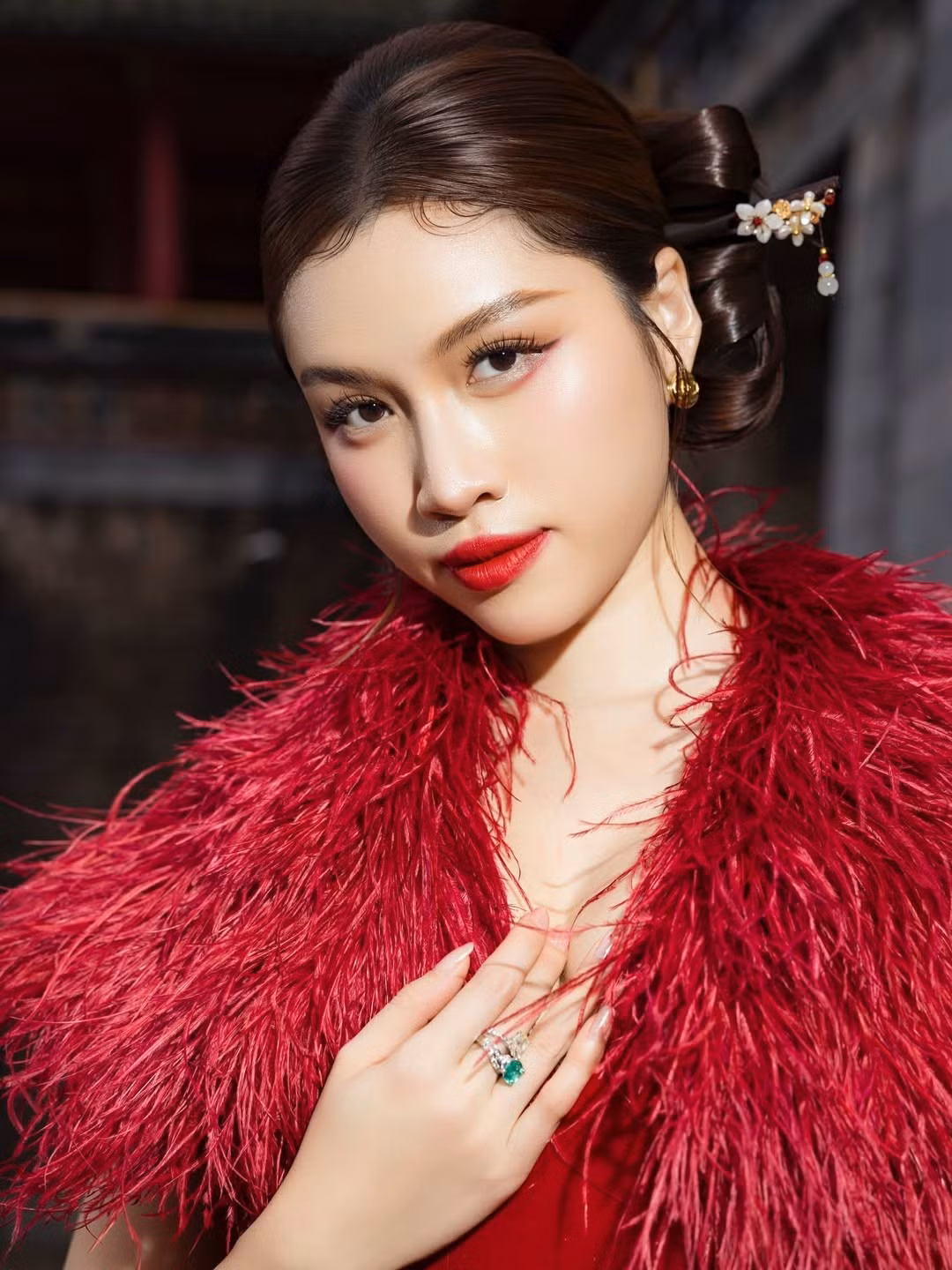 Ở những khoảnh khắc cận cảnh, gương mặt hài hòa với sống mũi cao, đôi mắt sâu và thần thái sắc sảo khiến nữ MC thu hút ánh nhìn của hàng nghìn khán giả có mặt tại sự kiện.