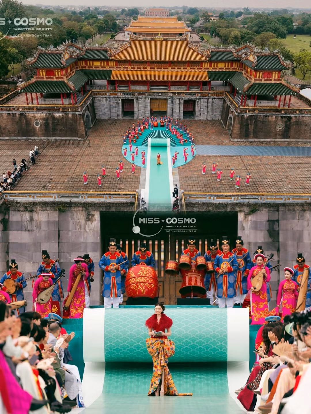 Tại sự kiện Miss Cosmo, Thanh Thanh Huyền tiếp tục khẳng định đẳng cấp nhan sắc và thần thái của một trong những nữ MC nổi bật nhất Việt Nam khi xuất hiện với phong thái quyến rũ, sang trọng.