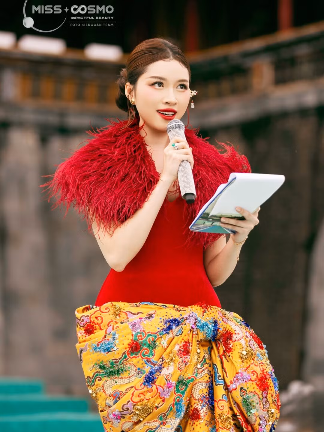 Chiếc váy dáng ôm làm tôn lên thân hình mảnh mai và đôi chân dài nổi tiếng của Thanh Thanh Huyền. Mái tóc búi cao gọn gàng, điểm xuyết phụ kiện cài tóc tinh tế càng giúp gương mặt cô thêm phần thanh thoát.