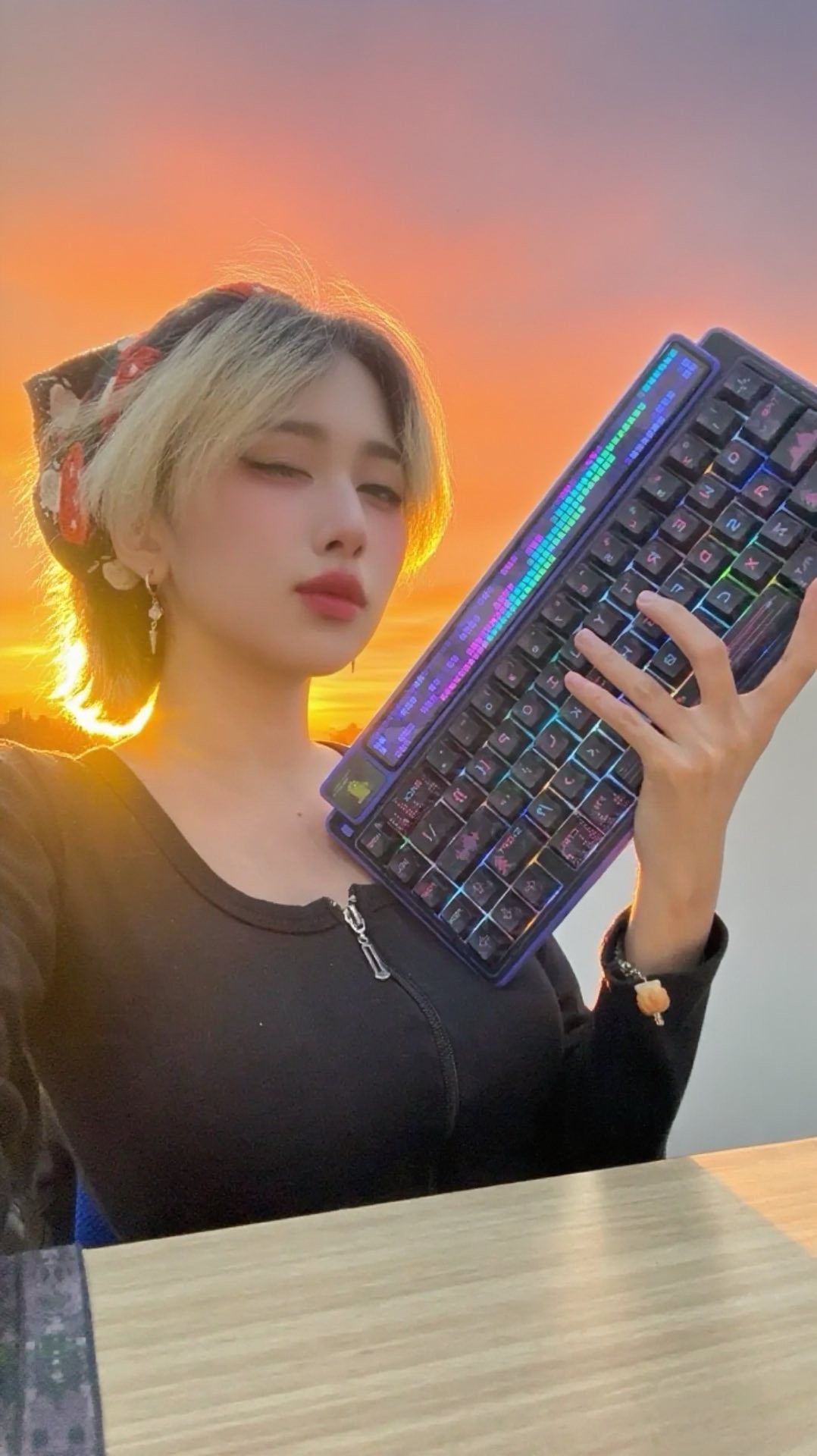 Mercury Nguyễn bắt đầu thu hút sự chú ý của cộng đồng game thủ vào năm 2020 khi xuất hiện với vai trò trọng tài tại giải đấu VCS mùa Xuân. Vẻ ngoài xinh đẹp, thần thái nghiêm túc nhưng cuốn hút khi làm nhiệm vụ trên sóng VETV đã nhanh chóng giúp cô trở thành "nữ thần" trong lòng nhiều người hâm mộ.