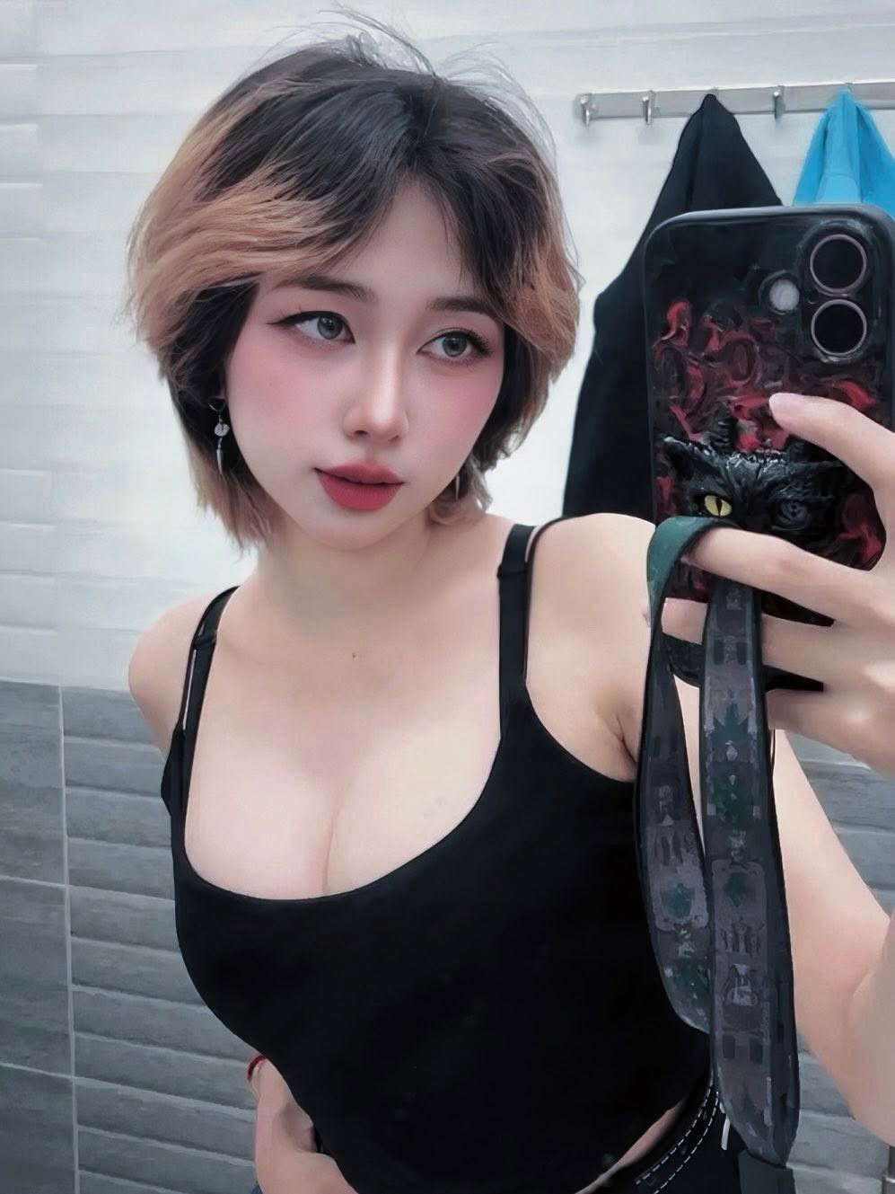 Đối với cộng đồng LMHT Việt, cái tên Mercury Nguyễn có lẽ không còn quá xa lạ khi cô được mệnh danh "nữ trọng tài quyến rũ nhất LMHT Việt".