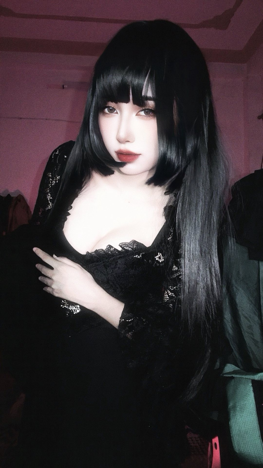 Trái ngược với hình ảnh chỉn chu trên sàn đấu, Mercury Nguyễn ngoài đời theo đuổi phong cách gợi cảm, táo bạo và mang đậm chất nghệ thuật. Những bức ảnh cá nhân của cô thường thu hút sự chú ý lớn trên mạng xã hội.