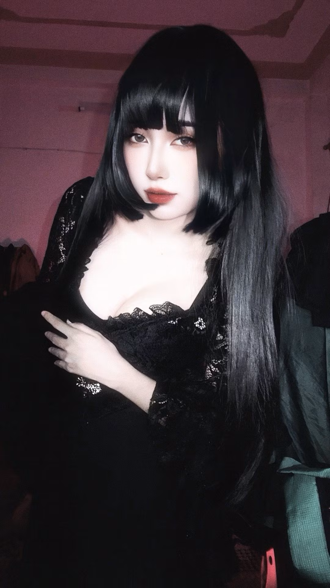 Trái ngược với hình ảnh chỉn chu trên sàn đấu, Mercury Nguyễn ngoài đời theo đuổi phong cách gợi cảm, táo bạo và mang đậm chất nghệ thuật. Những bức ảnh cá nhân của cô thường thu hút sự chú ý lớn trên mạng xã hội.