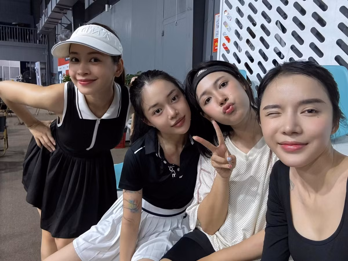 Chi Pu diện áo ba lỗ ôm sát phối chân váy ngắn xếp ly năng động. Bên cạnh visual tươi rói, người đẹp còn ghi điểm bởi làn da trắng bóc cùng vóc dáng thon thả, không khác biệt nhiều so với những hình ảnh được chính chủ đăng tải trên MXH.