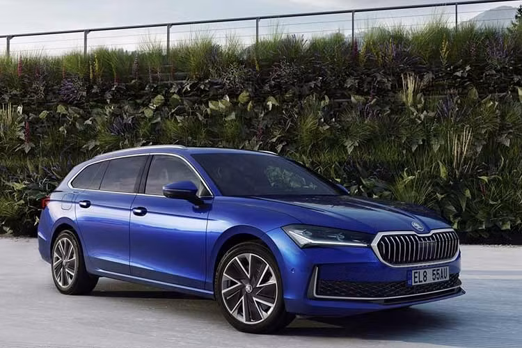 Hệ thống sạc của Skoda Superb PHEV 2026 cho công suất lên đến 11 kW từ ổ cắm AC, và cũng có khả năng sạc nhanh DC lên đến 50 kW, giúp sạc từ 10 đến 80% trong 25 phút.